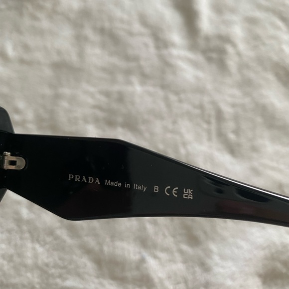 Unisex Symbole Prada sunglasses - Picture 2 of 5